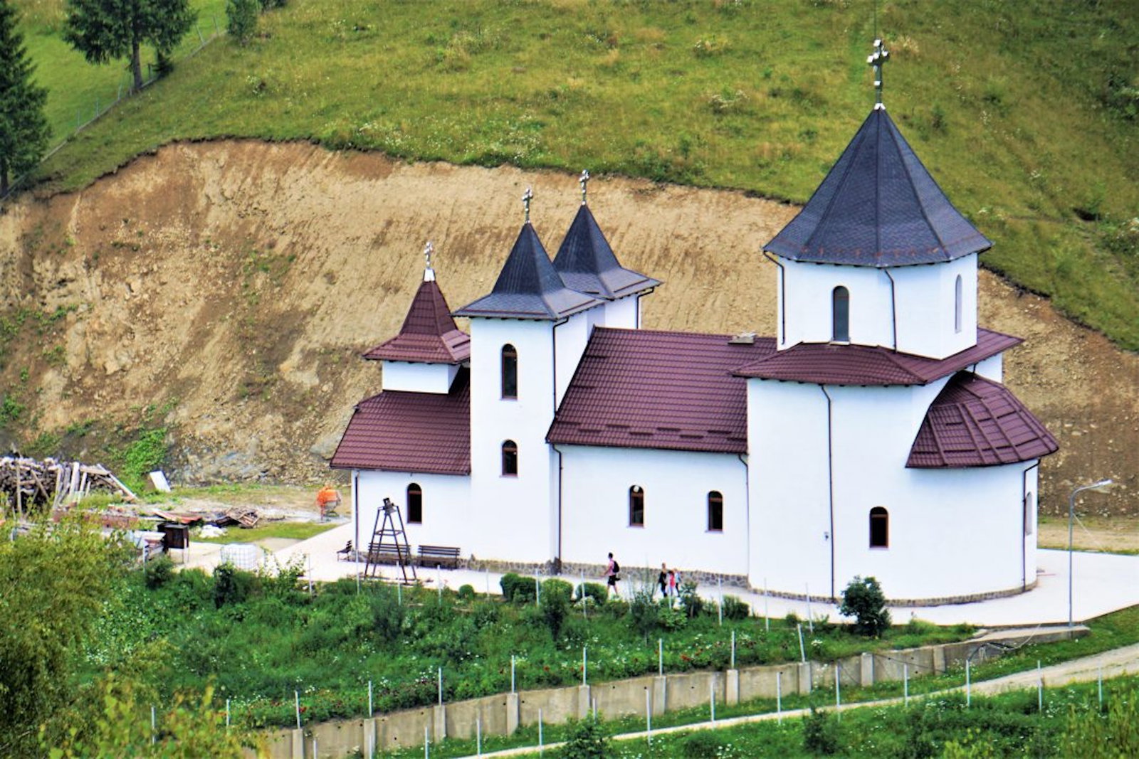 Biserica si Cimitirul din Magura