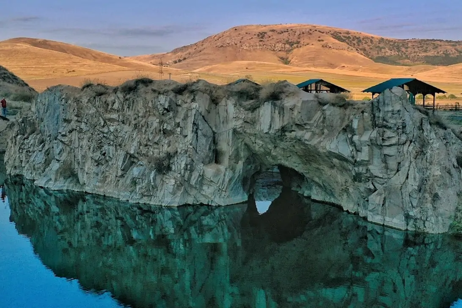 Salba de Lacuri din Imprejurimi (Lacul Iacub, Cuibul cu Vulturi si Puiu)