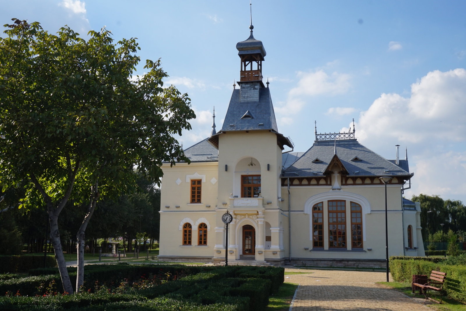 Complexul Marghiloman (Conacul si Parcul Marghiloman)