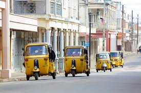 Taxiuri și tuk-tuk-uri în orașe