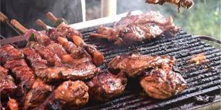 Frigărui de pui sau capră ("nyama choma")