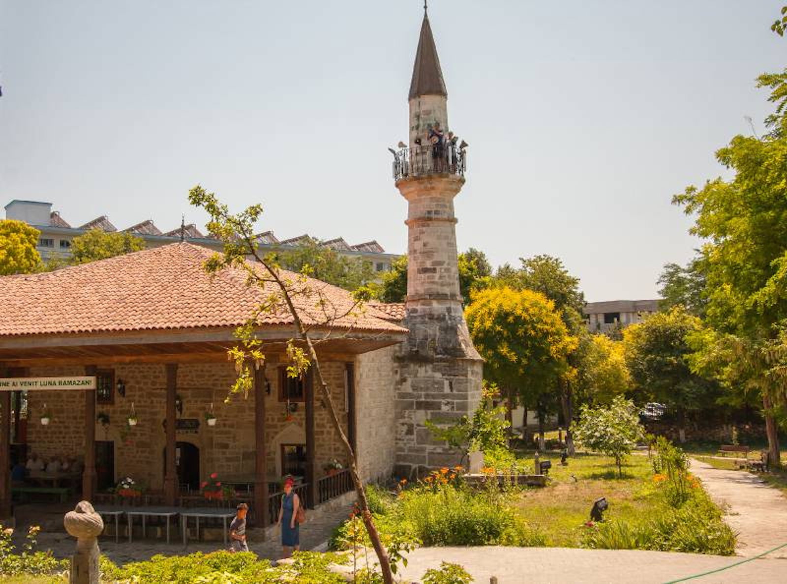 Moscheea Esmahan Sultan din Mangalia (in apropiere)