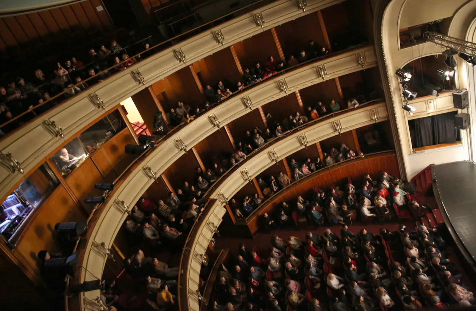 Teatrul Clasic „Ioan Slavici” si Biserica Rosie