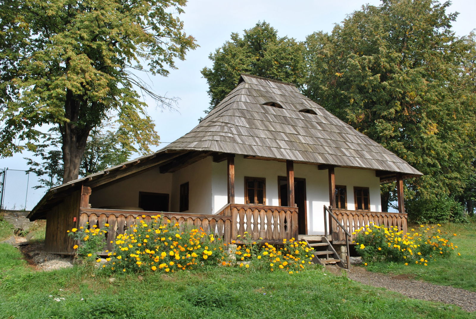 O imagine reprezentand muzeul satului bucovinean