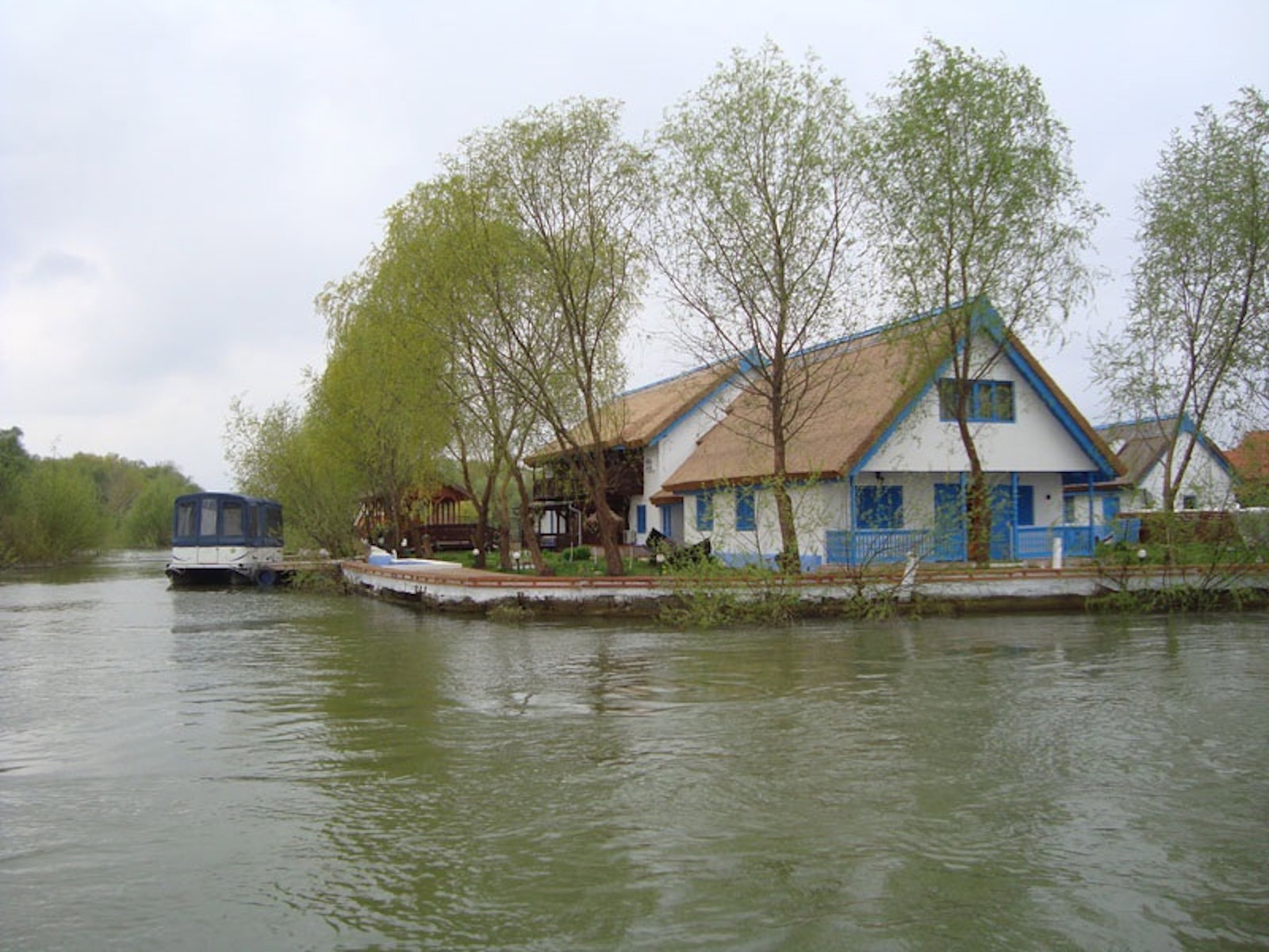 Satul traditional si pontoanele din Uzlina