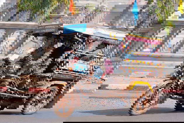 Transport urban (în orașe mari ca Phnom Penh, Siem Reap)