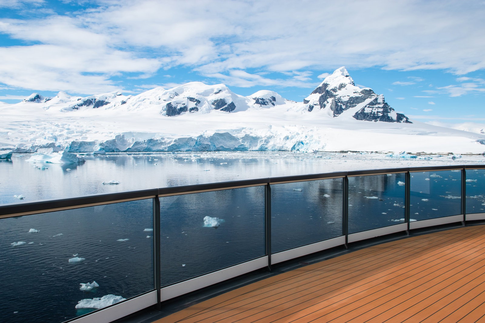 O imagine reprezentand croaziere iarna