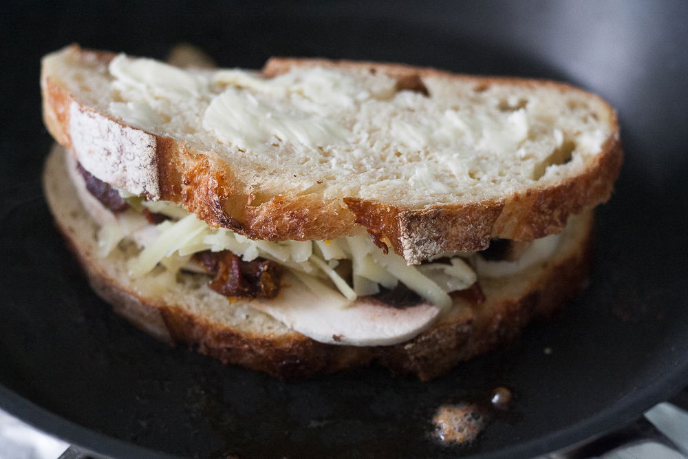 Sandwich cu brânză topită