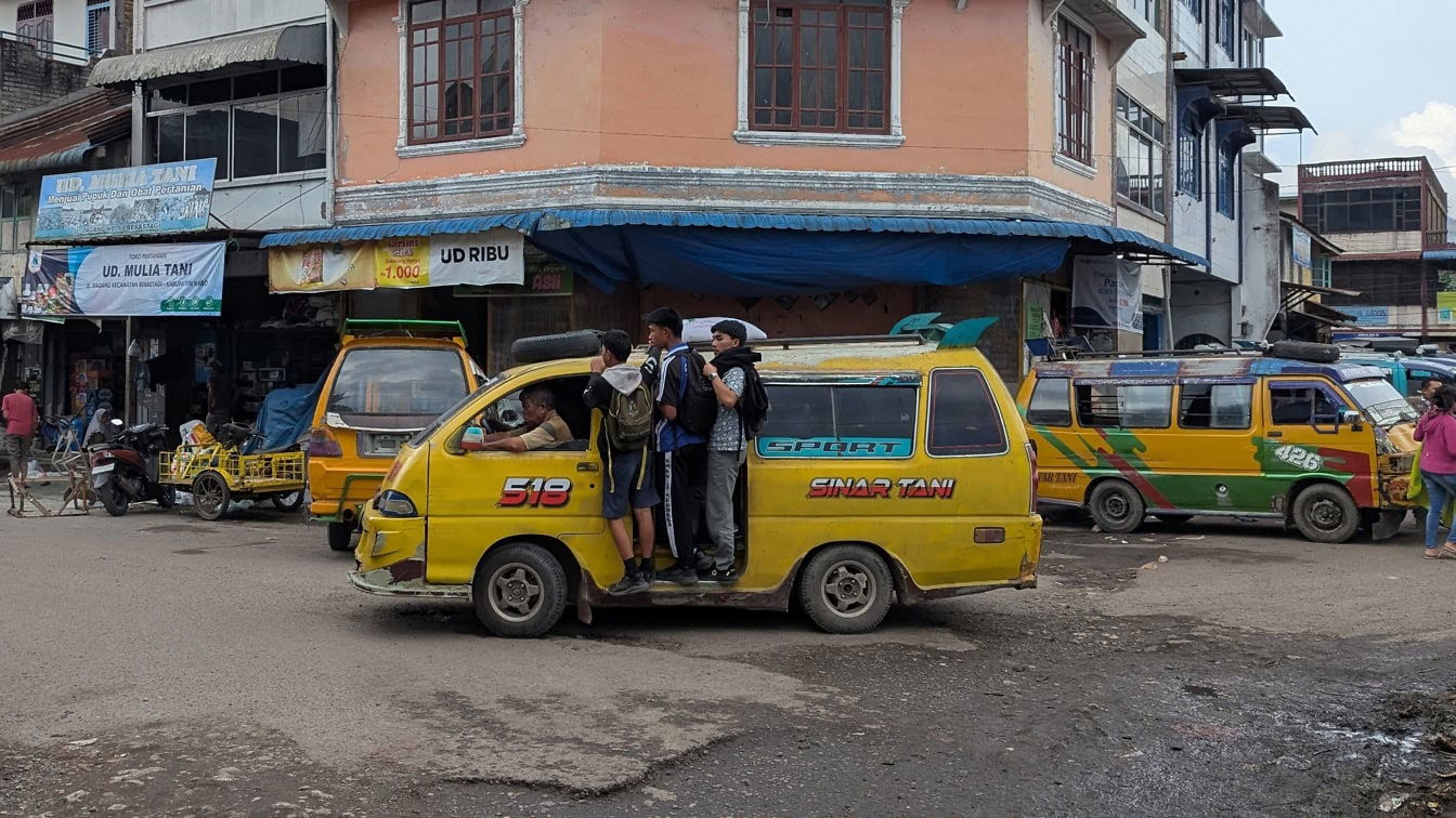 Taxiuri