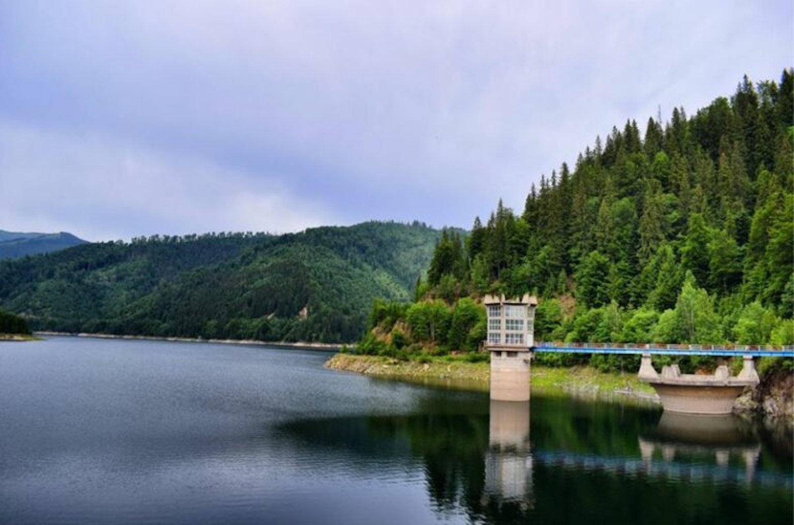Barajul si Lacul Pecineagu