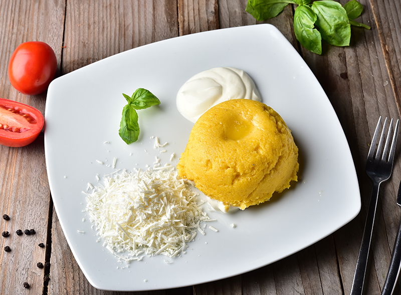 Mămăliga cu brânză și smântână