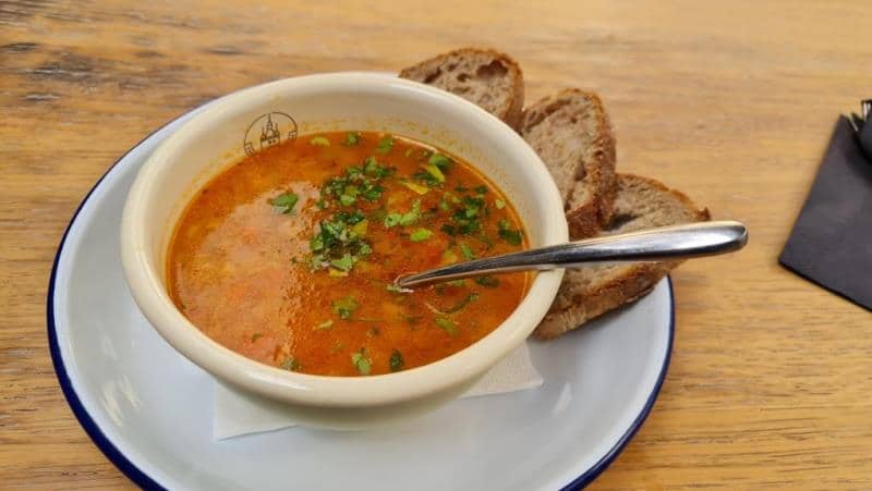 Supe și chili la cantine sau cafenele locale